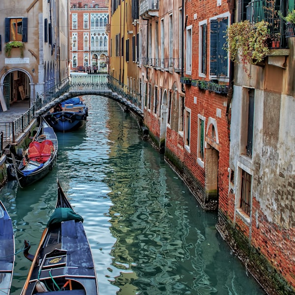 Gôndolas em um canal de Veneza, na Itália